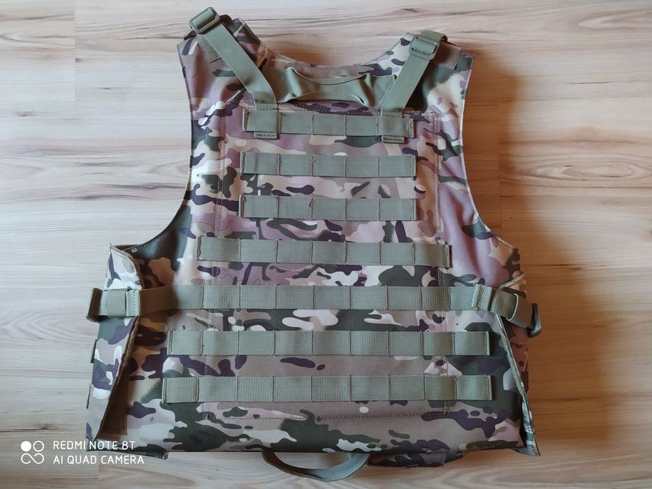 Kamizelka taktyczna z kaburą i maską stalker