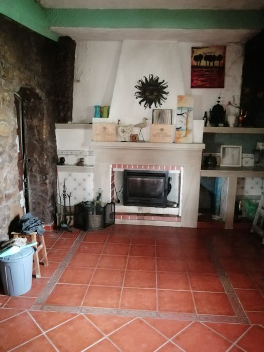 2 quartos rústicos, com uso de WC, sala e cozinha. Máximo 4 pessoas.