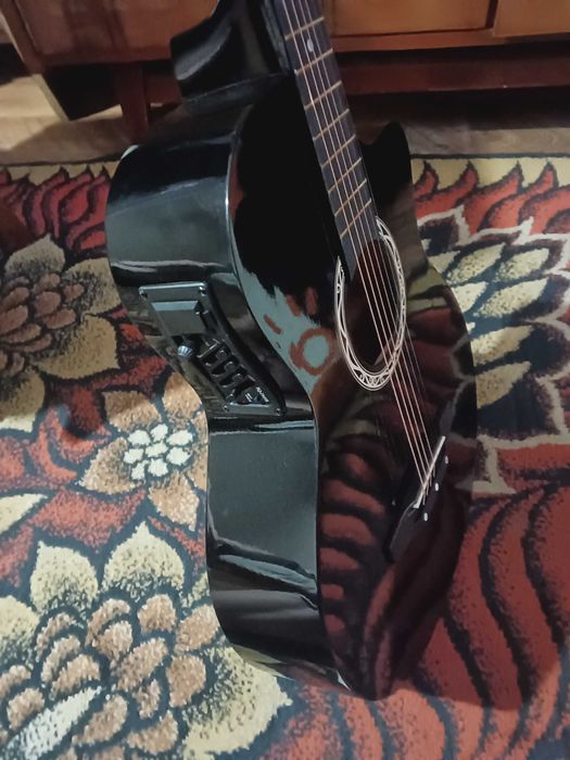 Электро-акустическая гитара