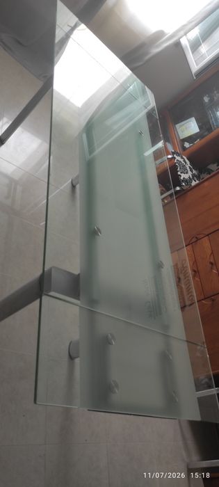 Mesa de jantar com tampo de vidro extensível