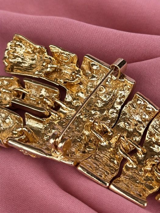 Lindo broche articulado em forma de tigre