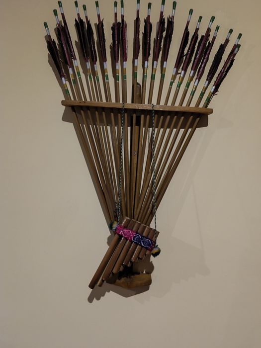 Flechas com flauta pan para decoração