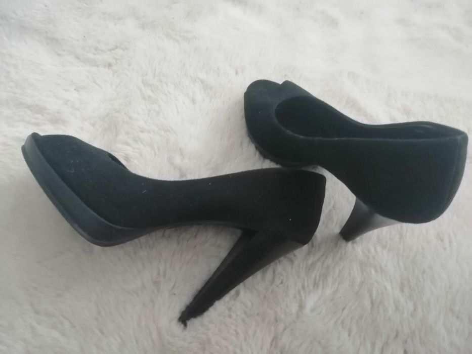 Czółenka zamszowe z odkrytym palcem r. 36