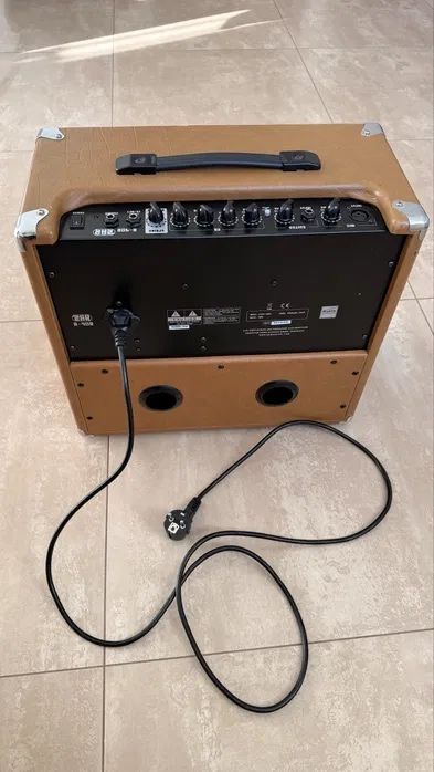 Wzmacniacz do gitary akustycznej z mp3 i mikrofonem.