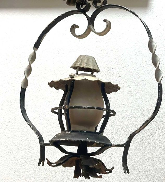 Candeeiro de teto antigo em ferro