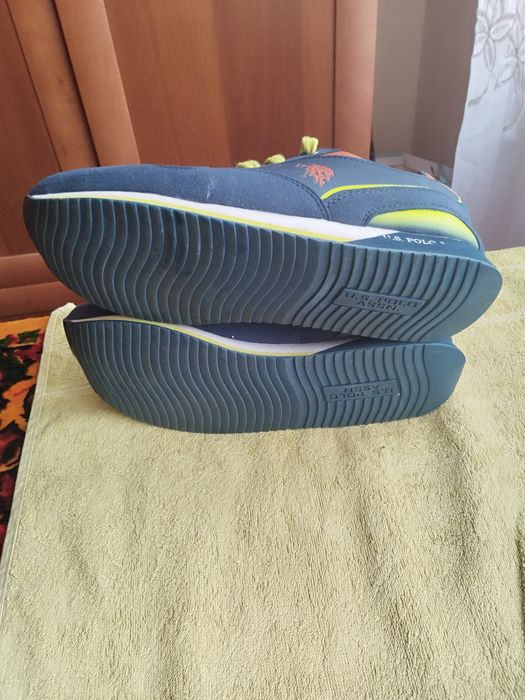 Продам кросівки .