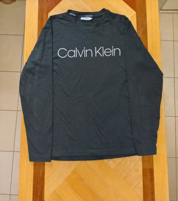 Calvin Klein – czarna koszulka z długim rękawem, logo z przodu