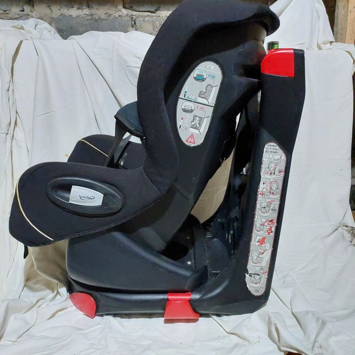 Автокрісло Bebe Confort Axiss поворотне
дітям від 1 до 4 років (9-18 к