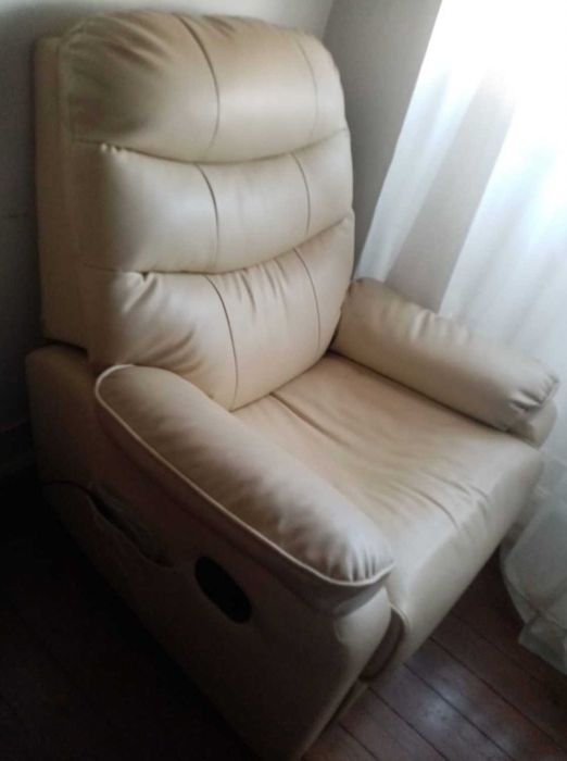 excelente poltrona reclinável para massagens, em pele