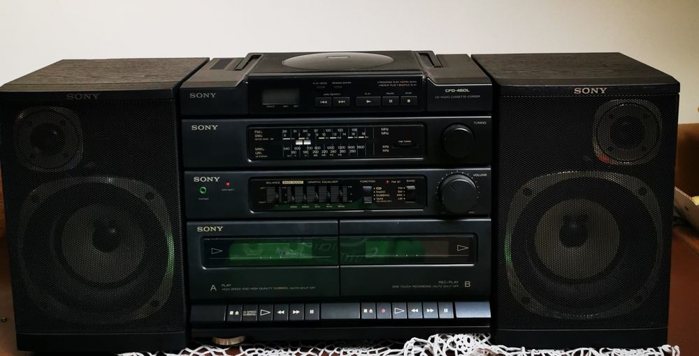 Aparelhagem de som da Sony, com colunas