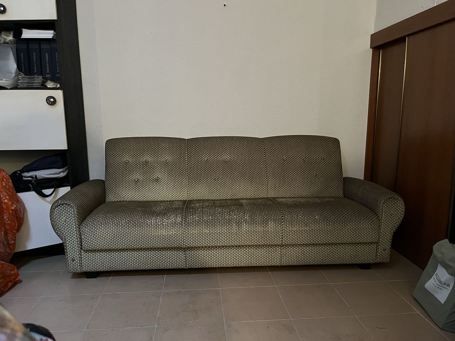 Sofá-cama com espaco para arrumação
