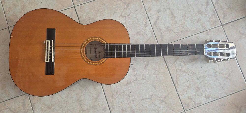Guitarra clássica 3/4 usada em bom estado