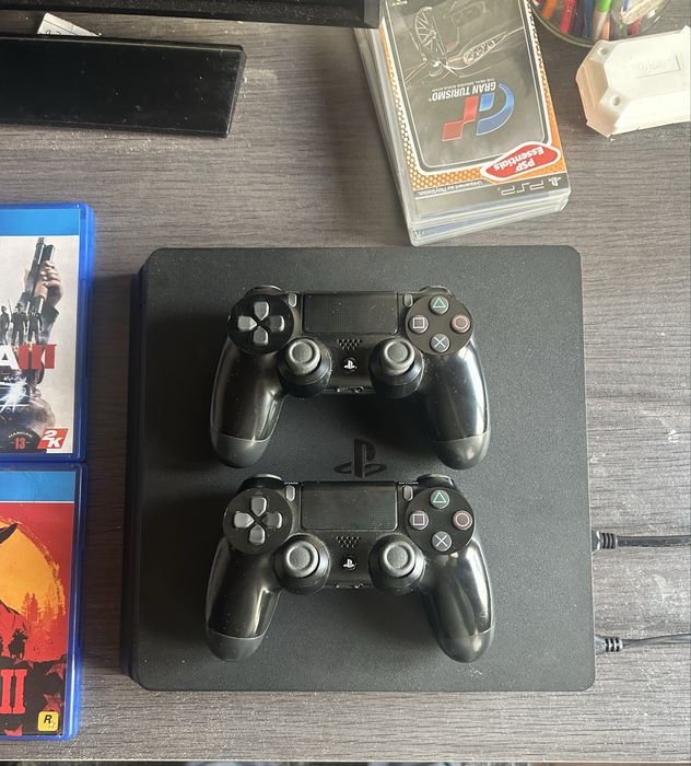 PS4 com 4 jogos e 2 Comandos