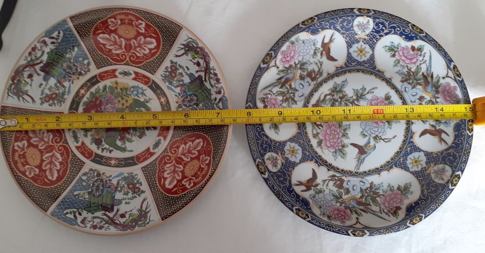 Par de pratos decorativos em porcelana japonesa, padrão Imari
