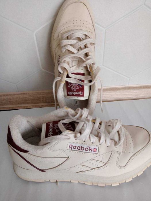 Чоловічі кросівки Reebok Classic Leather FW6692 білі шкіра розмір 3839