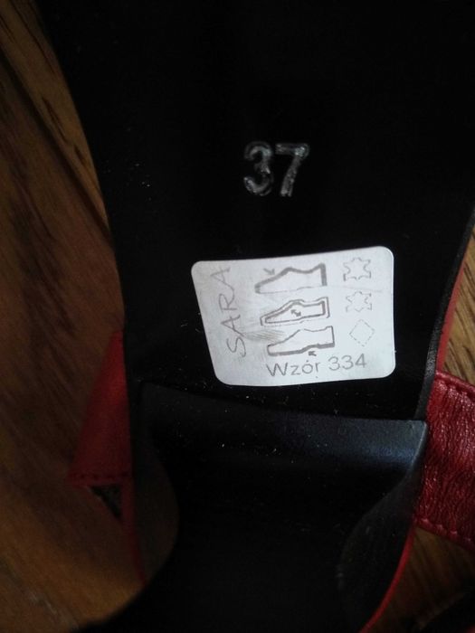 Czerwone skórzane buty sandały na obcasie marki Sara