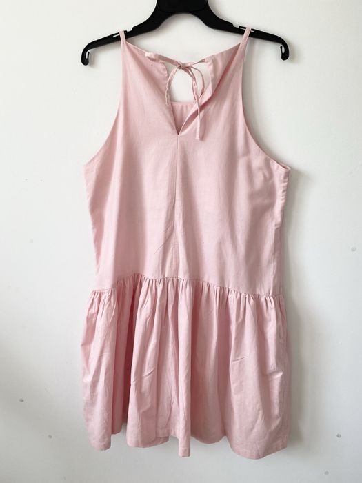 Reserved pudrowa sukienka midi falbana