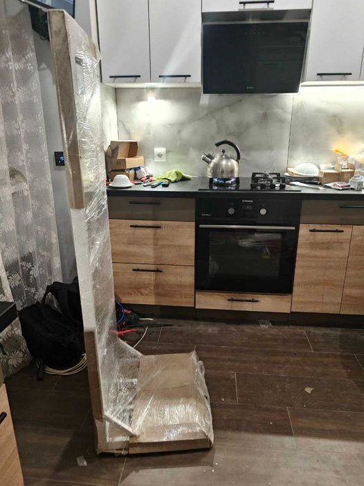 Стійка для монтажу гибридного інвертора та батареї