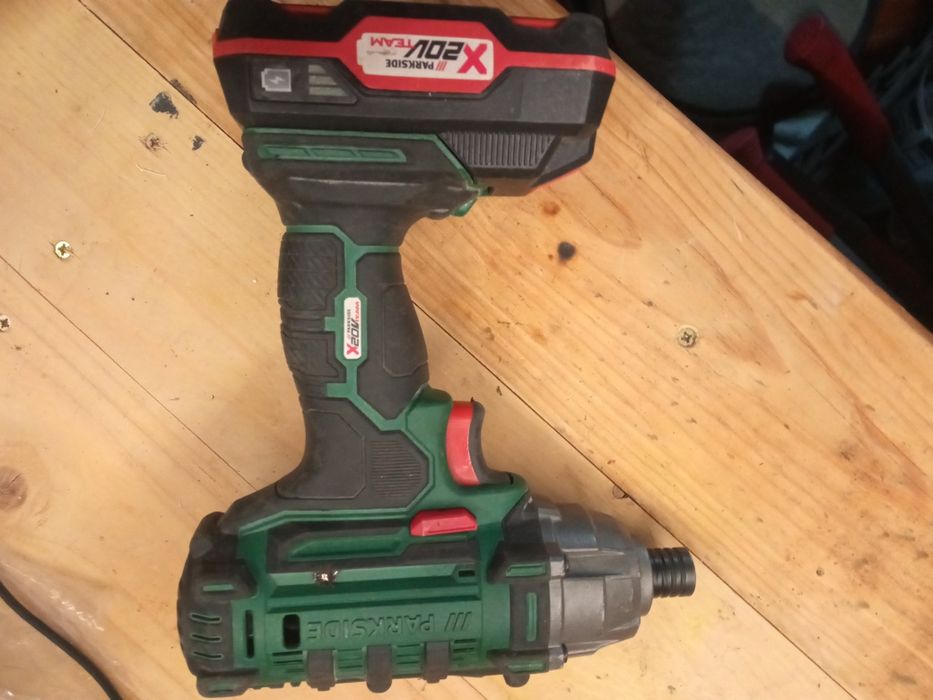 Aparafusadora de impacto com bateria