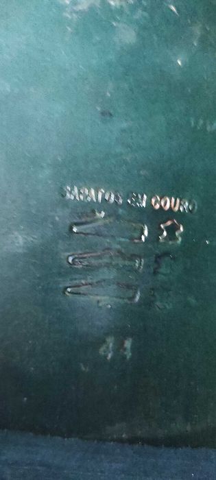 Sapatos em pele genuína