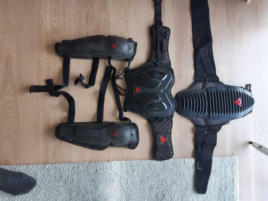Proteções Dainese costas, joelhos e peito.