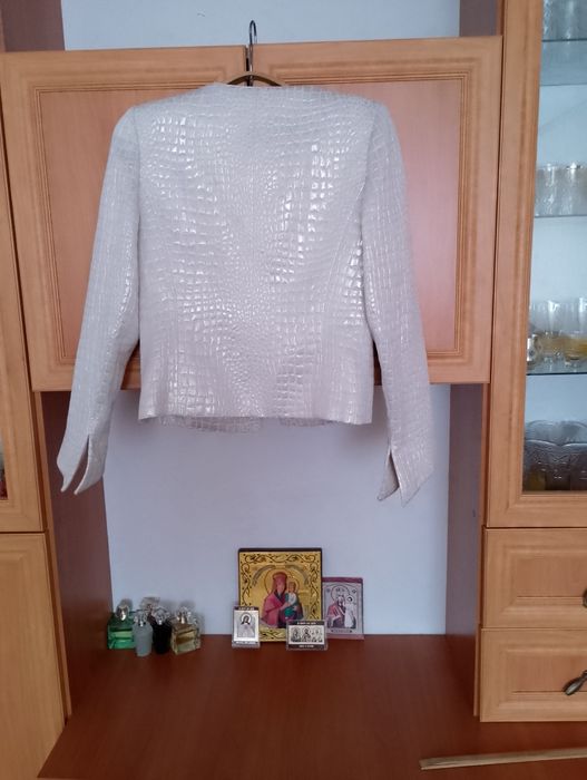 Піджак жіночій, білого кольору,в дуже гарному стані.