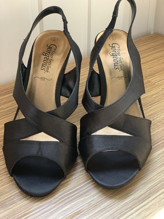 Босоніжки під атлас