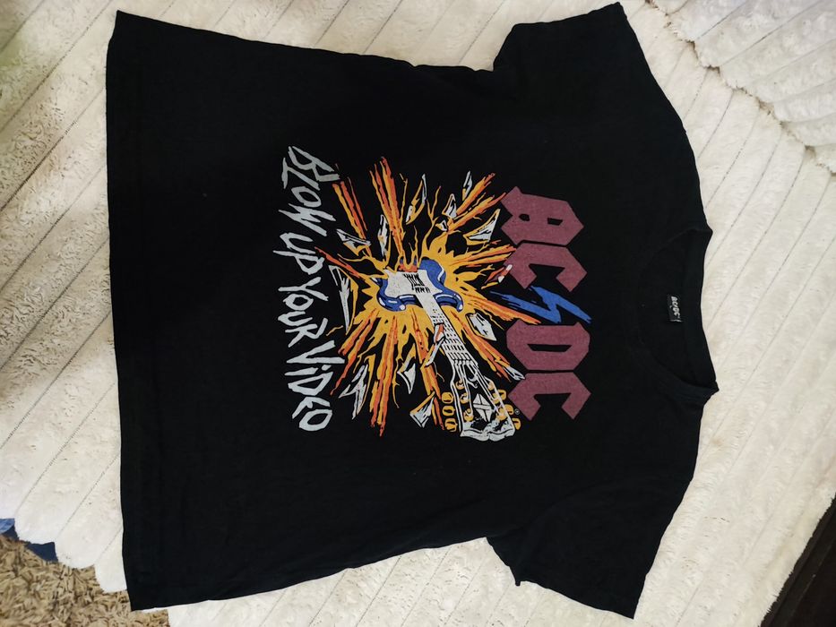 Футболка з принтом AC/DC.