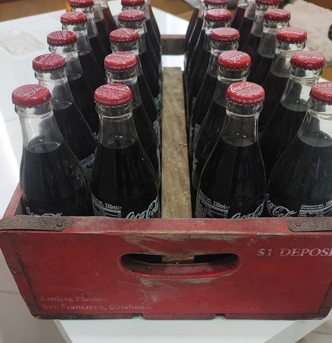 28 butelek coca cola dla kolekcjonera ze skrzynka
