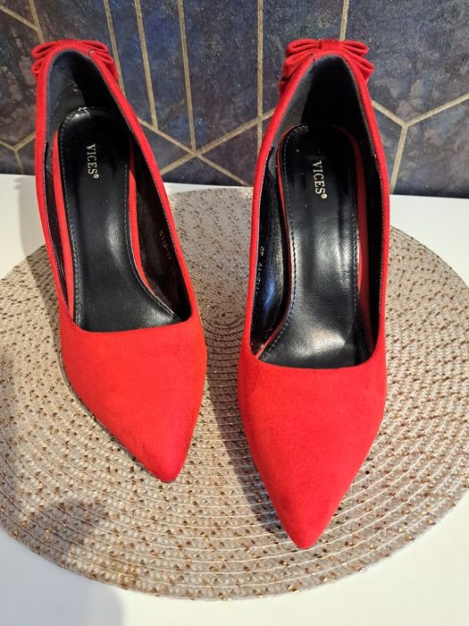 Czerwone buty na obcasie.