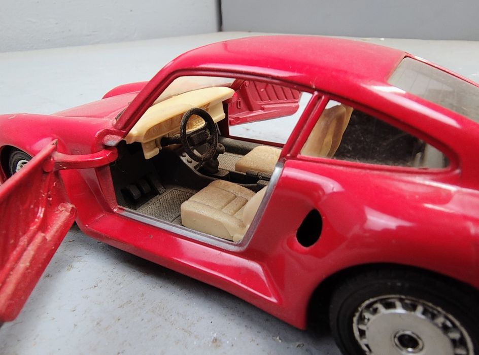 Model Porsche 959 Bburago skala 1:24