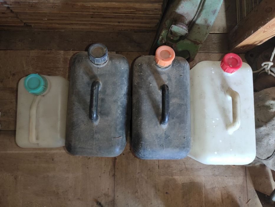 Пластикові каністри різного обʼєму