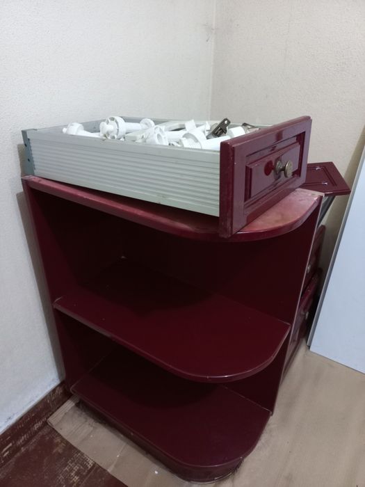 Móvel e prateleiras de armários de cozinha