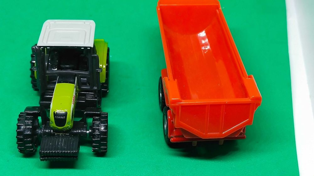 Siku traktor Claas plus przyczepa krampe 1 87