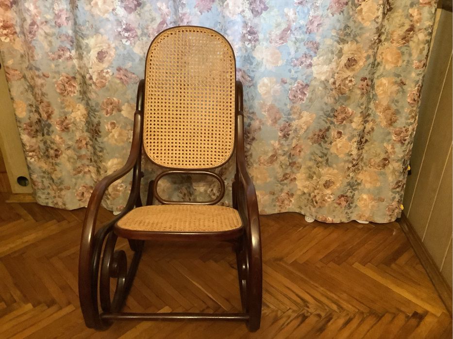 Крісло-качалка з вигнутого дерева і ротангу