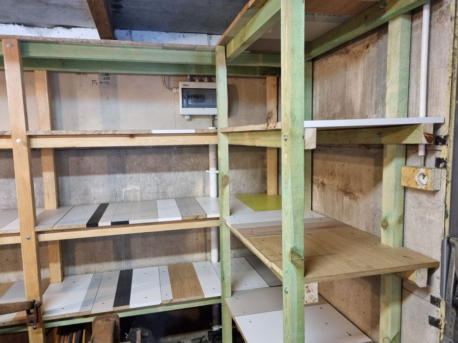 Regaly drewniane 140 ,-