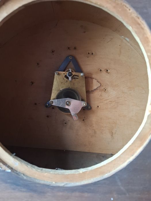 Stary zegar z czasów PRL-u