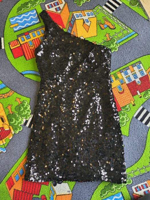 Sukienka cekinowa na jedno ramie