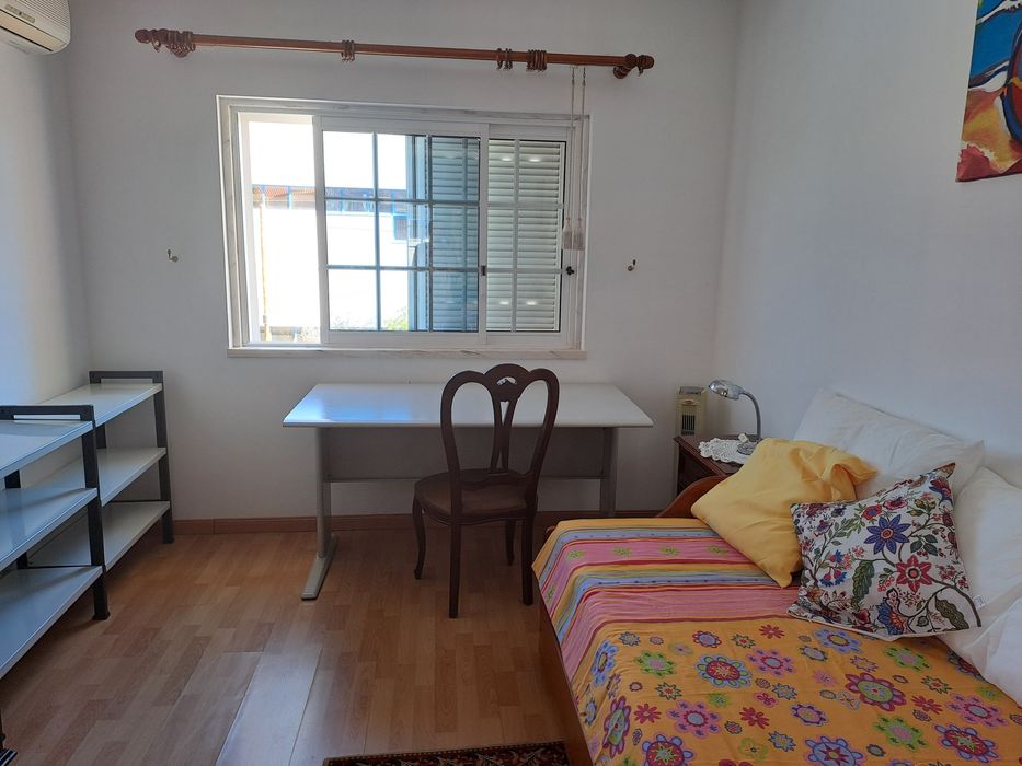 Quarto 30m2 Parede e Carcavelos, com casa de banho privativa