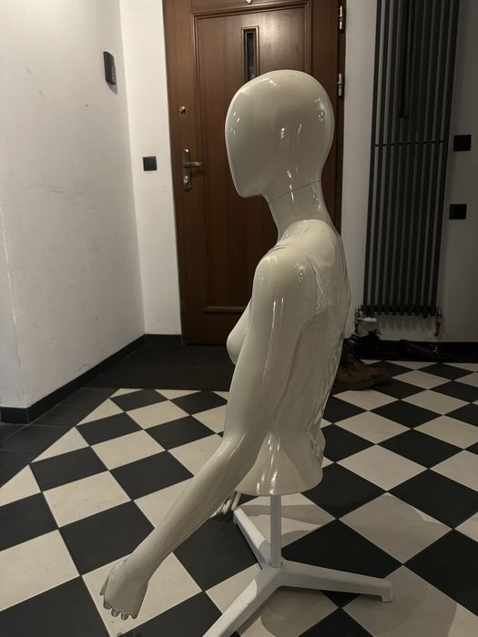 2 sztuki manekinów sklepowych