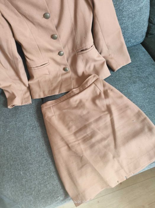 ELEGANCKI_Garnitur / Damski_Beż / Kakao_Zjawiskowy_36_Okazja