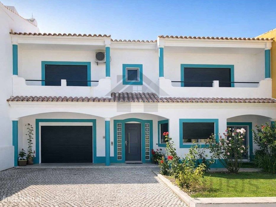Moradia T5 com piscina para venda na Bela Vista - Lagoa