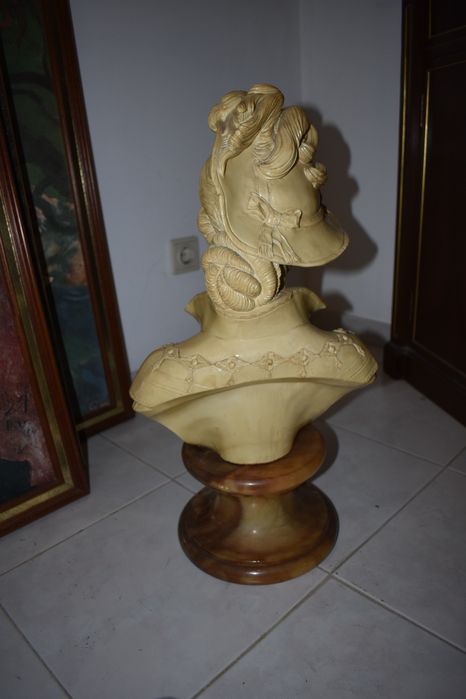 Busto em mármore/alabastro