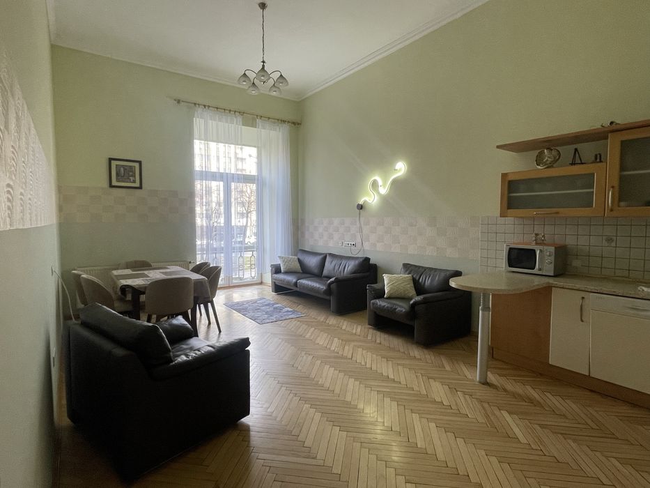 Подобово, погодинно , на любий термін велика 4х кімнатна в самому цент