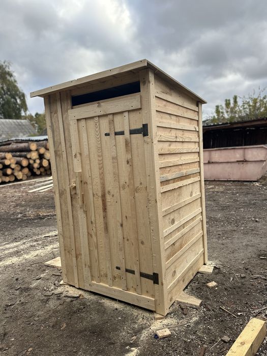 Деревʼяний туалет літній душ