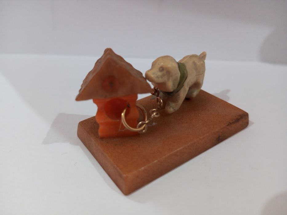 Figurka pieska na łańcuszku przy budzie – dekoracja vintage PRL