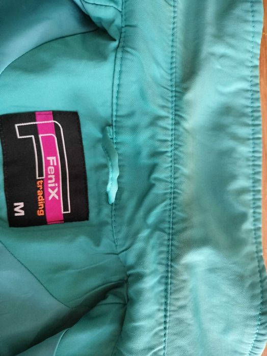 Casaco curto em tecido impermeável