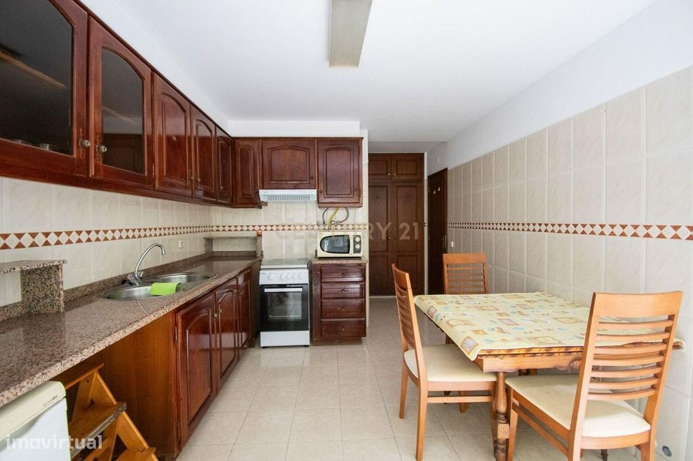 Apartamento T2, para arrendamento, na Rua Nova de São Sebastião, Oliva