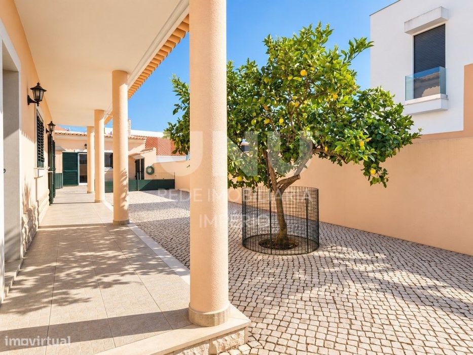 Moradia T4 com Suite, Varandas, Garagem e Churrasqueira no Montijo