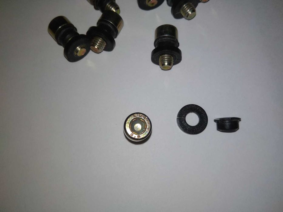 Винт М8             .